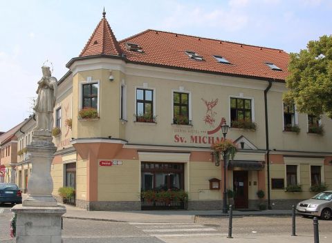 Ubytovanie v historickej budove v hoteli Sv. Michal Skalica pre dvoch, štýlovo zariadené izby.