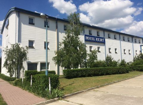 Hotel REMY** v Bratislave vám ponúka komfortné ubytovanie s krásnou záhradou s jazierkom a posedením.