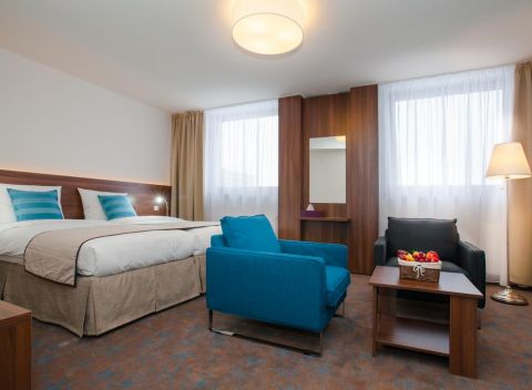 Hotel Metropol v Spišskej Novej Vsi, kúpeľné stredisko, reštaurácia a izby s vlastnou kúpeľňou.