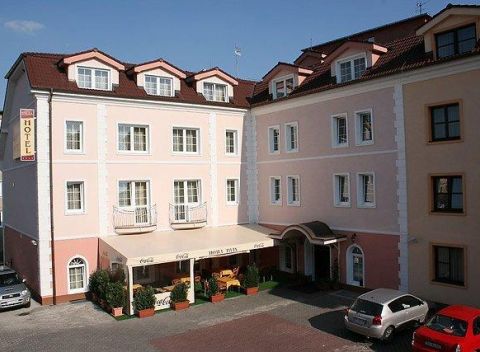 Hotel Tilia - dvojlôžková izba Standard. Vo všetkých klimatizovaných izbách môžete využívať satelitnú a káblovú TV.