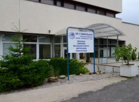 Ubytovacie zariadenie SaKS v Modre ponúka fitnescentrum, biliard, tenisové kurty a terasu.