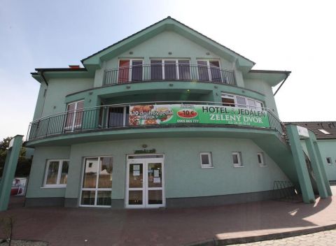 Pobyt v komfortnom hoteli ZELENÝ DVOR s reštauráciou a terasou pri Slnečných jazerách.