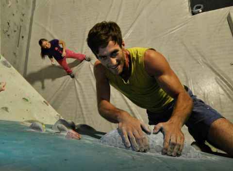 Buďte chvíľu Spidermanom na Bouldrovke. Vstup na lezeckú stenu pre 1 či 2 osoby.