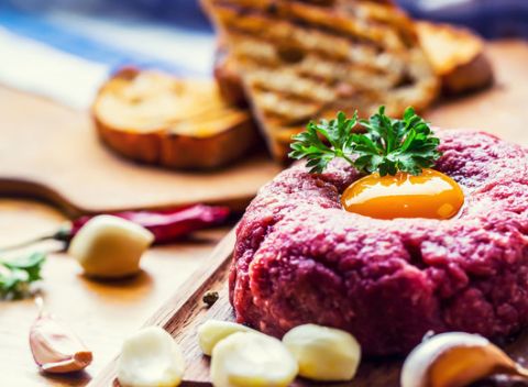 Klasika, ktorá neomrzí...  Tatarský biftek s desiatimi hriankami k tomu.