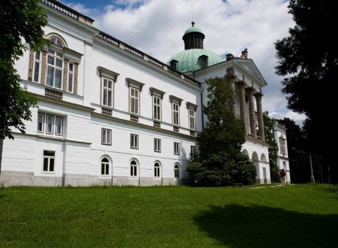 Romantický pobyt s raňajkami v Hoteli Zámok Topoľčianky*** s parkom v anglickom štýle.