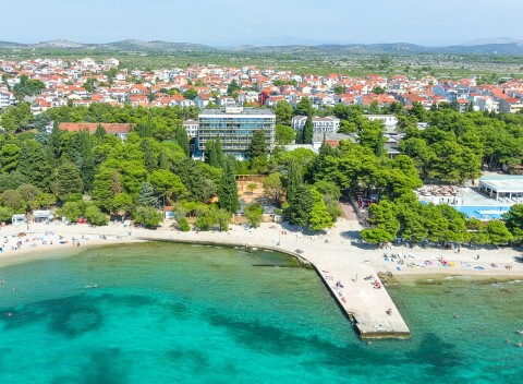 Chorvátsko: Vodice v Hoteli Imperial *** s polpenziou, bazénmi a fitness + animácie a koncert