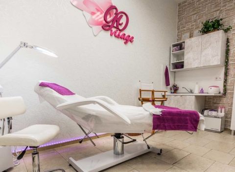 Ošetrenie pleti mikrodermabráziou, kyselinou hyaluronovou alebo anti-age ošetrenie.