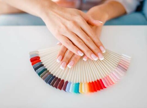 Klasické, gél lak, gélové alebo akrylové - upravené nechty s manikúrou podľa výberu