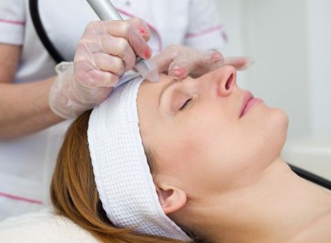 Kontrolovaná mikrodermabrázia s prístrojom REVIDERM Skin Peeler - výrazné omladenie pleti.