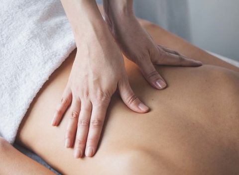 Ajurvédska, relaxačná či antimigrenózna masáž alebo bankovanie pre 1 osobu v Crazy Beauty Salon.