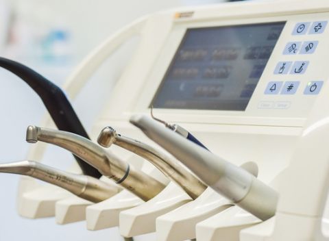 Dentálna hygiena s pieskovaním alebo bielenie zubov v modernom Stomalab.