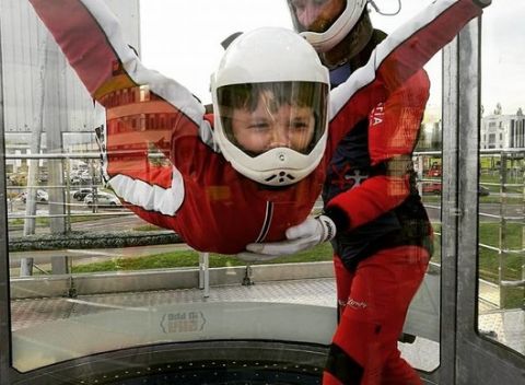 Simulátor voľného pádu už aj v Bratislave – najadrenalínovejší darček pre zamilovaných.