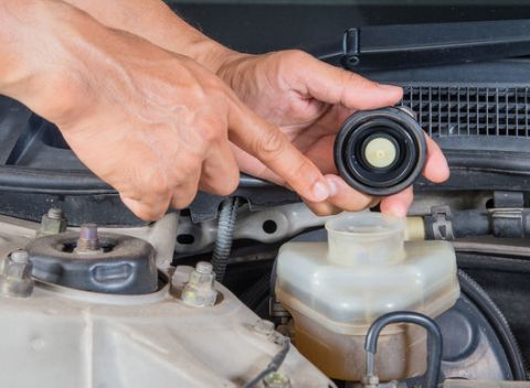 Výmena brzdovej kvapaliny alebo výmena oleja a olejového filtra s materiálom.