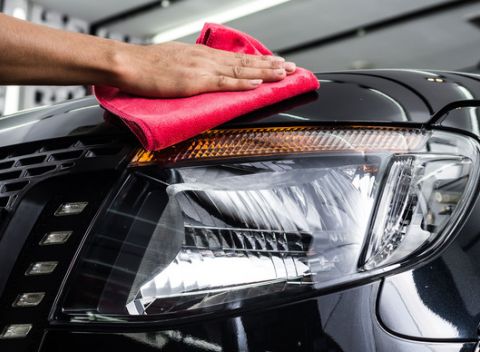 Ručné umytie exteriéru auta, osušenie vozidla a ošetrenie voskom Autoglym, na výber z niekoľkých variantov.