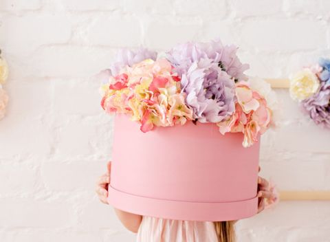 Dekoratívna krabička plná živých kvetov, ktorá poteší na Valentína každú dámu