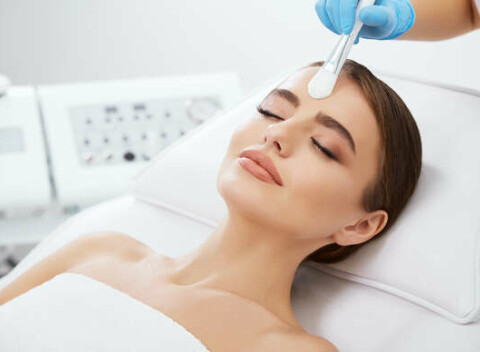 Účinné a na mieru šité komplexné ošetrenia pleti v salóne INA: vhodné pre všetky typy pleti