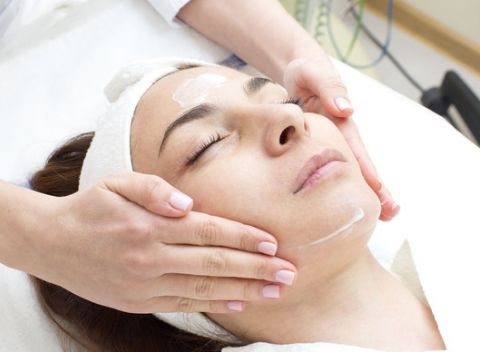 Hĺbkové čistenie pleti s ultrazvukom a vžehlenie séra, mikrodermabrázia alebo masáž pleti.