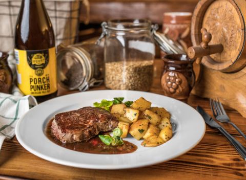 Prehliadka pivovaru WYWAR s degustáciou piva a skvelou večerou v meste Holíč.