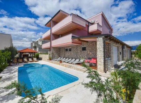 FIRST MINUTE: Chorvátska Novalja na dovolenku v apartmánoch s bazénom