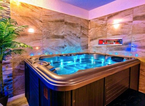 Lipno: Hotel Stará Škola na Šumavě s privátnym wellness, zapožičaním bicyklov + víno a dezert