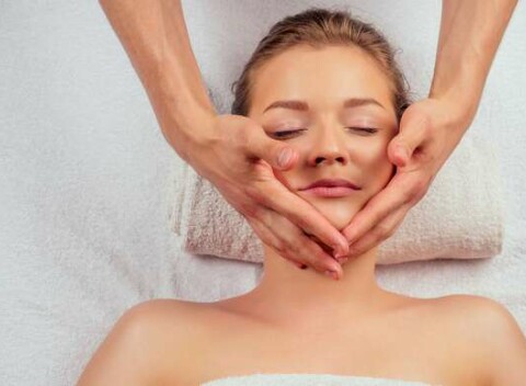 Detoxikačná ajurvedská masáž tváre a anti-age protivráskové ošetrenie s DermaNeoxínom