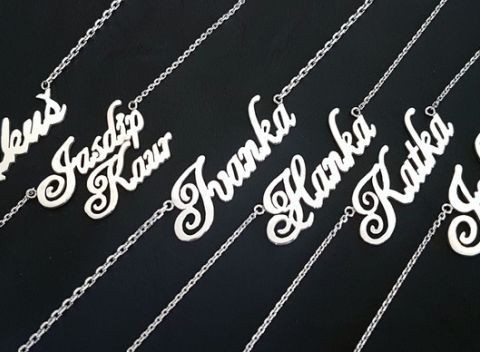 Personalizované strieborné šperky s menom, aké si vy zadáte a s poštovným v cene.