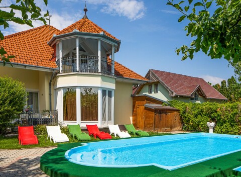 Pobyt 400 m od Balatonu: Admirál Family Resort **** s neobmedzeným wellness, bazénom a polpenziou