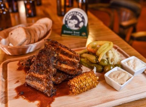 Marinované grilované BBQ rebierka alebo kombo s kilom chilli kuracích krídelok v Pivárničke.