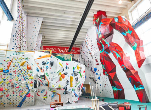 Lezecký zážitok s komplet výstrojom a inštruktorom na Lezeckej stene K2-Bratislava