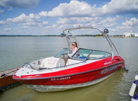 Jazda na rýchlostnom člne Crowline s fľašou Prosecca až pre 5 osôb na hlavnom toku Dunaja