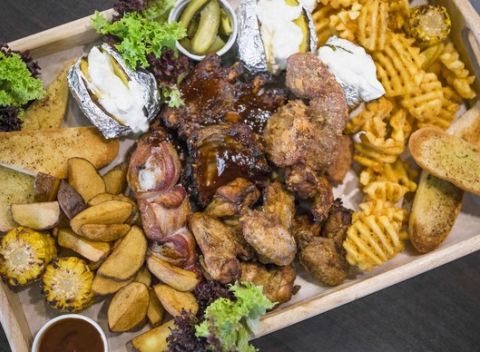 Misa chrumkavého mäsa - Geronimo grill special 2 300 g a 4 veľké pivká Krušovice.