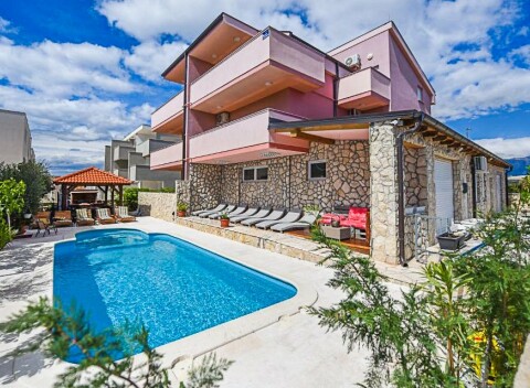 Pag len 800 m od mora v apartmáne v Standard Poolhouse Prince & Tiffany Apartments *** s bazénom