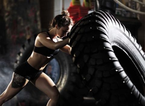 Strongman tréning v Aircraft Sport House vám naštartuje metabolizmus, a tým umožní páliť tuky aj niekoľko hodín po tréningu.