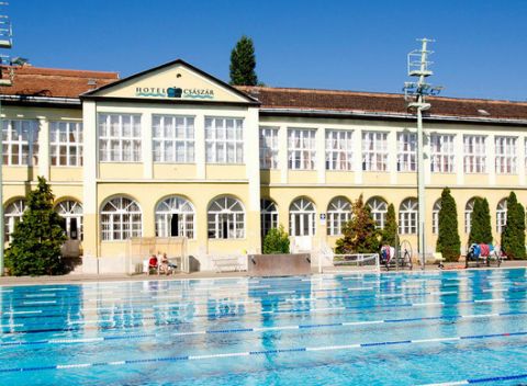 Hotel Császár v centre Budapešti s veľkými vyhrievanými bazénmi a možnosťou vstupu do kúpeľov.