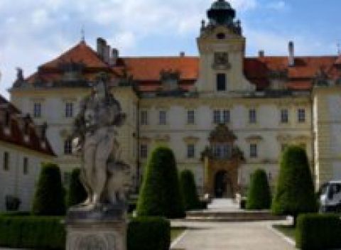 Lednicko - Valtický areál, 1-dňový poznávací zájazd s ochutnávkou vín a prehliadkou zámku.