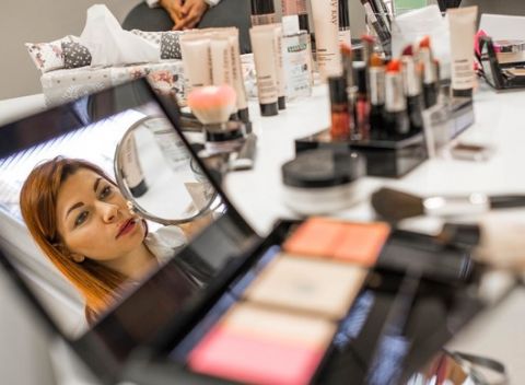 Kurzy vizážistiky s akreditovanou školiteľkou + certifikát o absolvovaní kurzu.
.