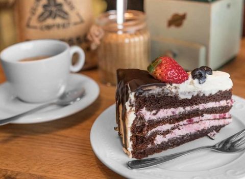 Maškrty v centre mesta – domáci koláčik a chutná kávička v Zeppelin Café.