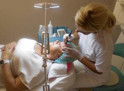 Prístrojová mezoterapia pre hustejšie a zdravšie vlasy, aj ako prevencia plešatenia alebo revitalizácia tváre a dekoltu v salóne ELEONOR ESTHETIC