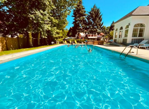 Dovolenka len 800 m od Balatonu v Sommer Pensione s raňajkami/polpenziou + vonkajší bazén a detské ihrisko