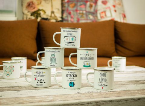 Originálne keramické hrnčeky alebo plecháčiky na popíjanie obľúbeného nápoja.