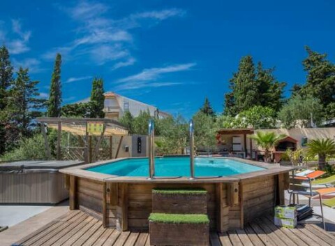 FIRST MINUTE CHORVÁTSKO: Štvorhviezdičkové apartmány pre 4 osoby s bazénom za super cenu