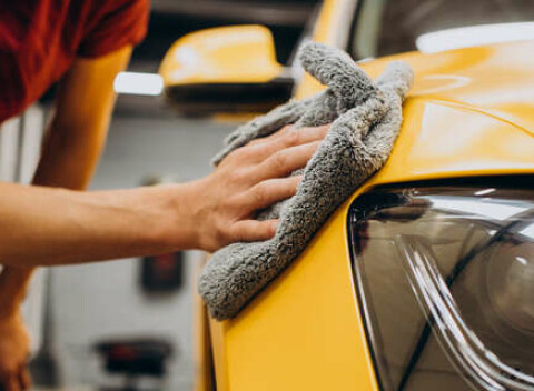 Dôkladné umytie interiéru aj exteriéru v profesionálnej autoumyvárni Minnie