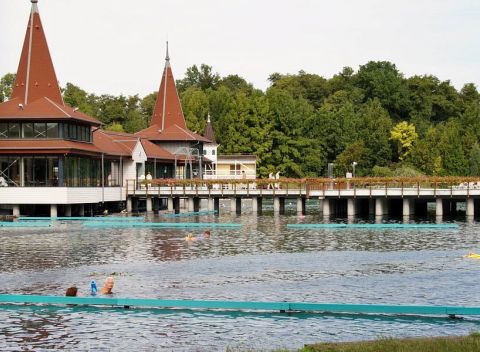 Hévíz v Hunguest Hoteli Panorama s polpenziou a vstupom do kúpeľov či k jazeru.