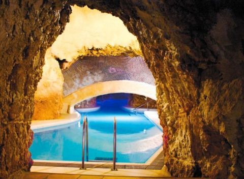 Miskolc Tapolca: vstup do jaskynných kúpeľov, neobmedzené wellness a polpenzia pre dvoch.