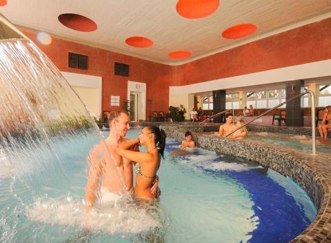 Eger v hoteli Flóra*** prepojenom s termálnymi kúpeľmi s polpenziou a wellness.