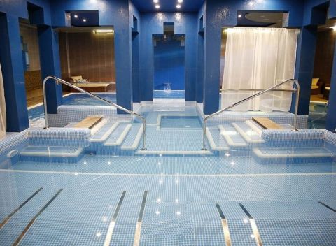 Györ: Golden Ball Club **** s neobmedzeným wellness so 120 m² vodnej plochy.