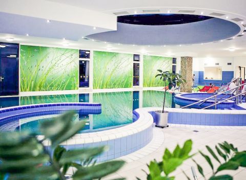Zalakaros len 150 m od kúpeľov v Hoteli Napfény *** s polpenziou a wellness.