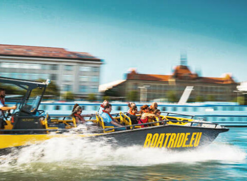 Zážitok na vode - adrenalínová plavba na lodi speedboat YELLOW po Bratislave s výhľadmi na ikonický hrad či UFO