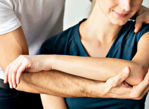 Fyzioterapeutické cvičenia - rázová vlna, individuálne cvičenia, masáže či bankovanie