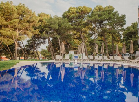 Vodice 50 m od pláže vo Ville Arausa *** s all inclusive light, vonkajším bazénom s ležadlami a wellness